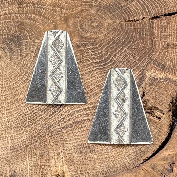 RAYNARD J SCOTT Navajo Sterling Silver Triangle Post Earrings Blanket Pattern - Picture 1 of 3